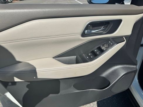 Used 2021 Nissan Rogue SV w/ Premium Package image 12