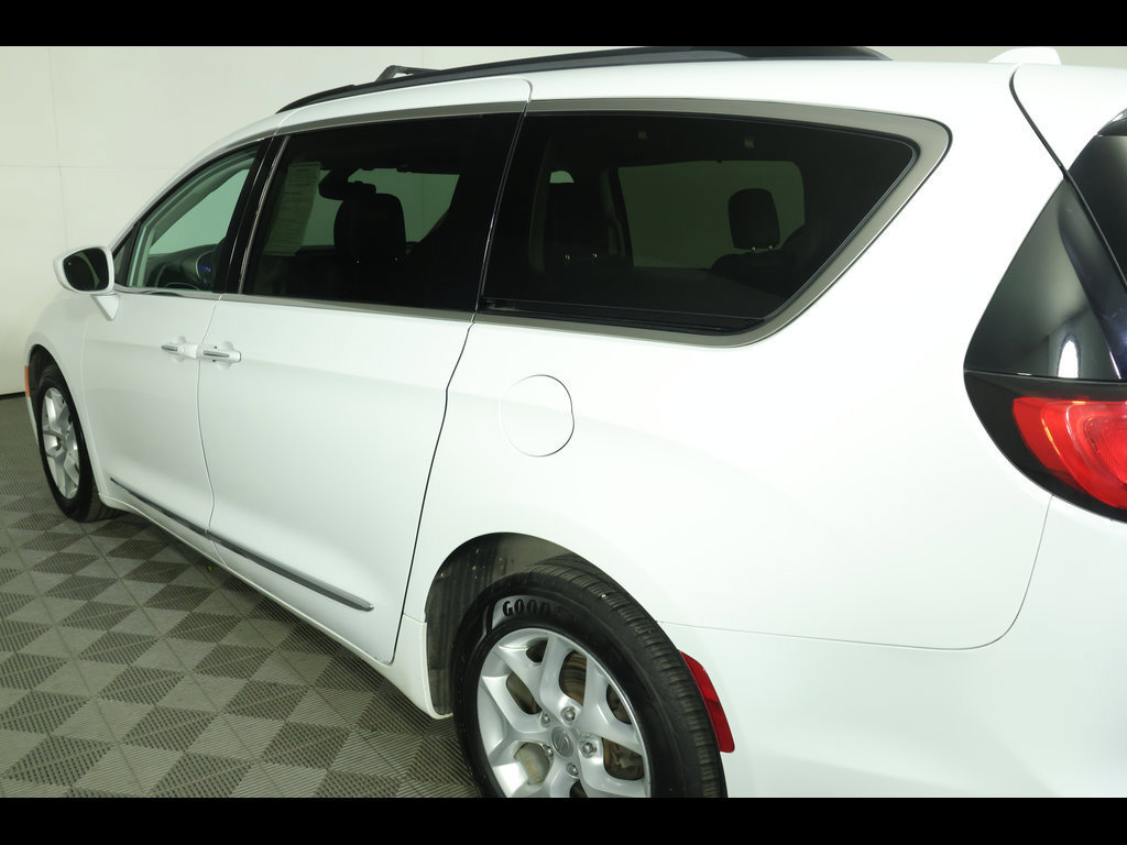 Used 2017 Chrysler Pacifica Touring-L w/ Tire & Wheel Group FWD image 15