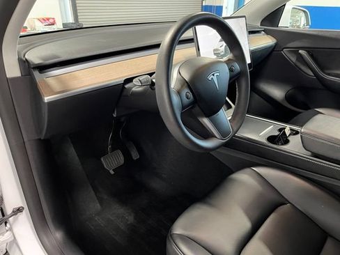 Used 2022 Tesla Model Y Long Range AWD/4WD image 19