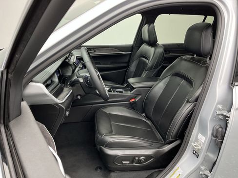 Used 2024 Jeep Grand Cherokee L Limited w/ Luxury Tech Group II image 10