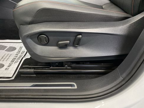 Used 2024 Volkswagen Tiguan SE image 13