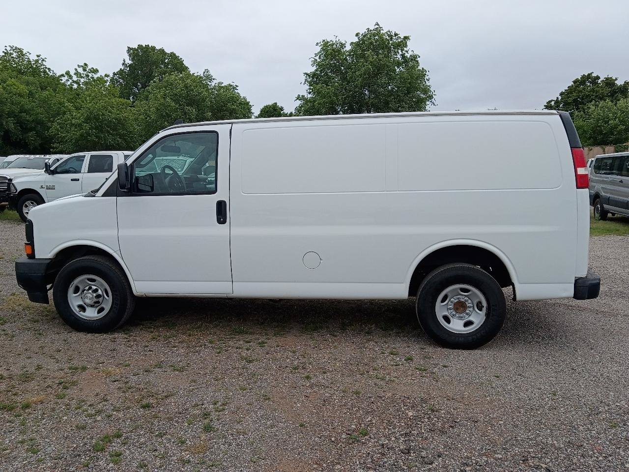 Used 2017 Chevrolet Express 2500 RWD image 8