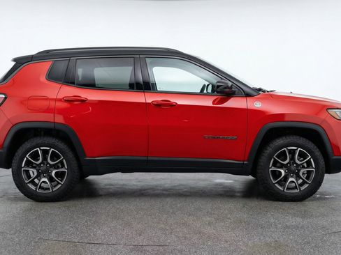 Used 2025 Jeep Compass Trailhawk AWD/4WD image 11