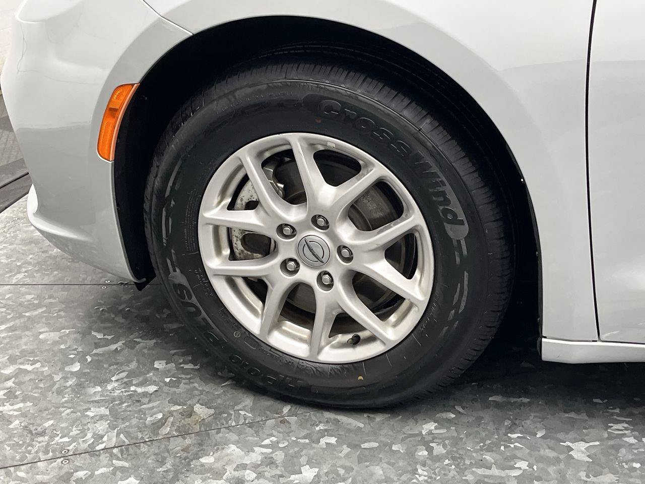 Used 2024 Chrysler Pacifica Touring-L FWD image 32