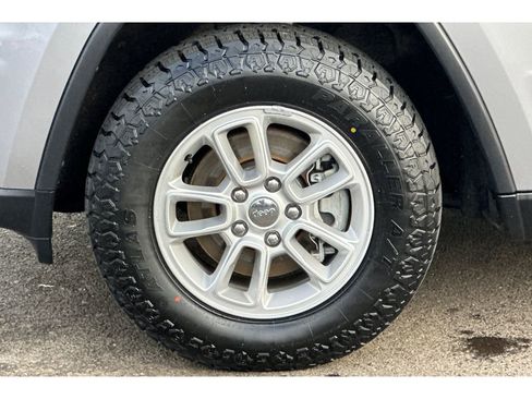 Used 2020 Jeep Grand Cherokee Laredo image 26