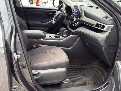 Certified 2024 Toyota Highlander LE FWD image 13