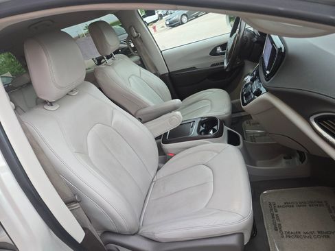 Used 2021 Chrysler Pacifica Touring-L FWD image 9