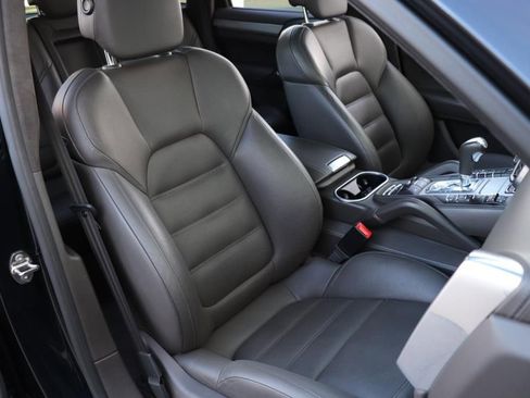 Used 2015 Porsche Cayenne Turbo image 33