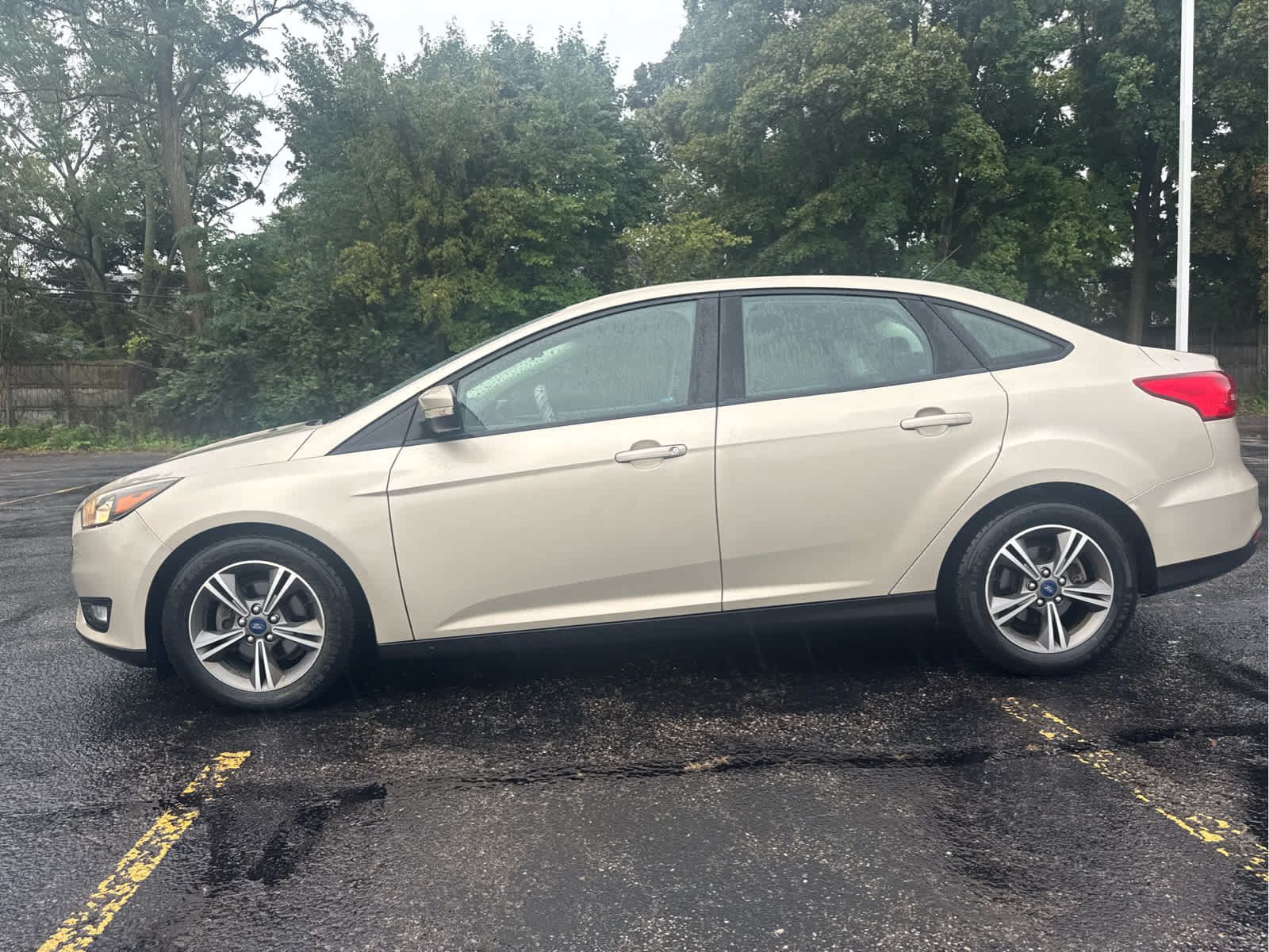 Used 2017 Ford Focus SE FWD image 3