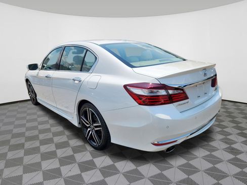 Used 2017 Honda Accord Touring image 3