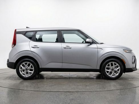 Used 2025 Kia Soul LX w/ LX Technology Package FWD image 11