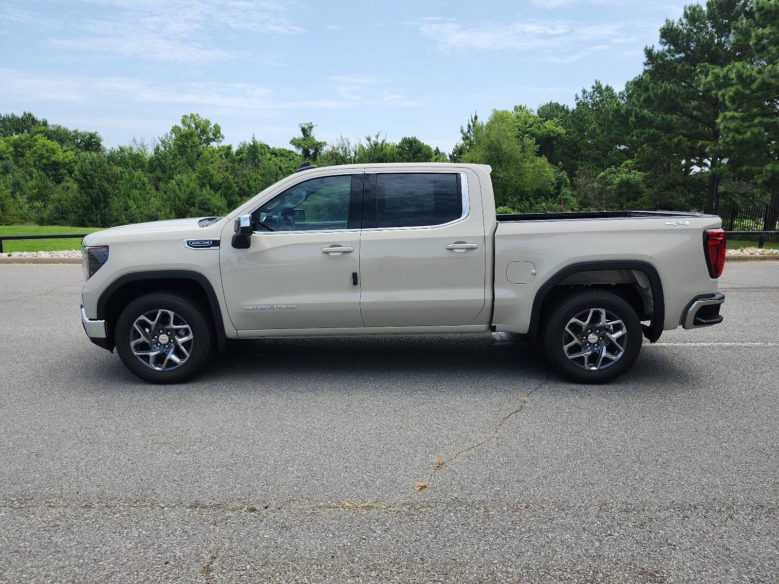 New 2026 GMC Sierra 1500 SLE AWD/4WD image 2
