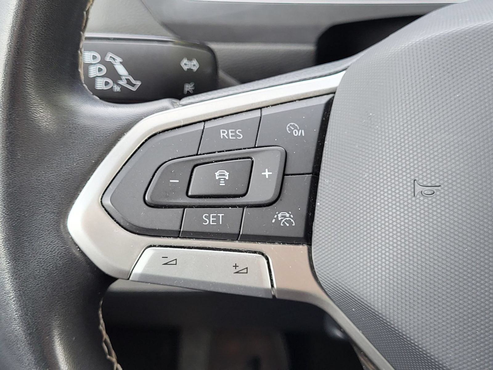 Used 2023 Volkswagen Tiguan SE w/ Panoramic Sunroof Package AWD/4WD image 18