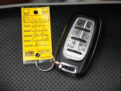 Used 2025 Chrysler Pacifica Limited FWD image 37
