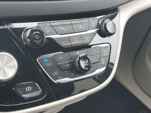 Used 2024 Chrysler Pacifica Touring-L FWD image 28