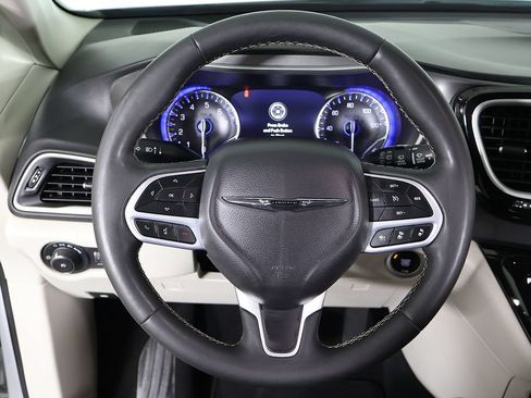 Used 2024 Chrysler Pacifica Touring-L FWD image 39
