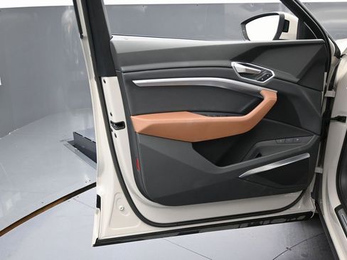 Used 2019 Audi e-tron Premium Plus image 44