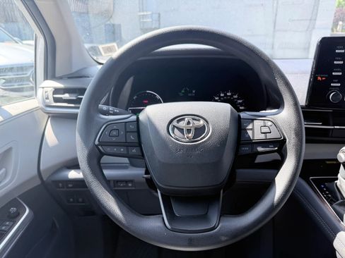 Used 2024 Toyota Sienna LE w/ LE Plus Package AWD/4WD image 28