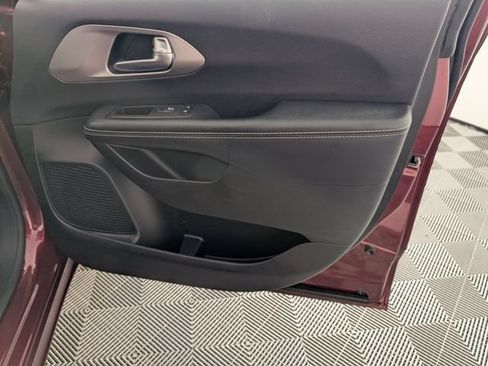 Used 2020 Chrysler Pacifica Touring-L AWD/4WD image 33