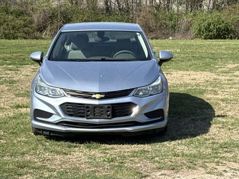 Used 2018 Chevrolet Cruze LS image 2