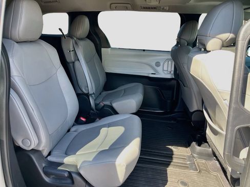 Used 2025 Toyota Sienna XLE w/ XLE Plus Package FWD image 27