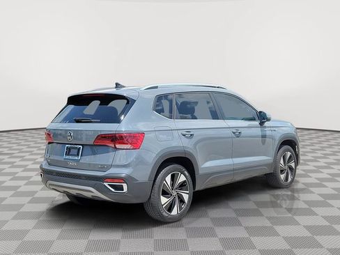 Used 2024 Volkswagen Taos SE w/ Panoramic Sunroof Package AWD/4WD image 4