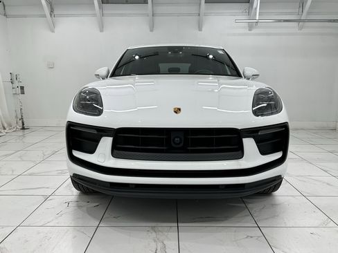 Certified 2024 Porsche Macan image 9