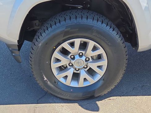 Used 2018 Toyota Tacoma SR5 AWD/4WD image 16