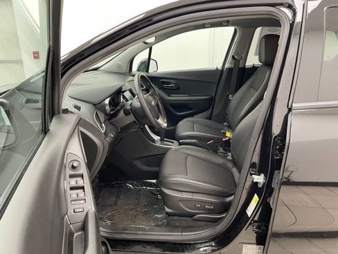 Certified 2022 Chevrolet Trax LT w/ Midnight Edition image 8