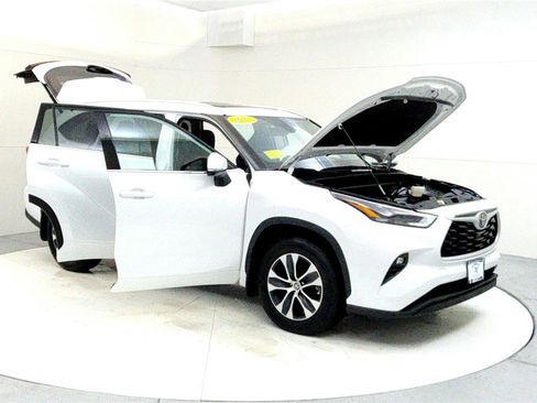 Certified 2022 Toyota Highlander XLE image 12