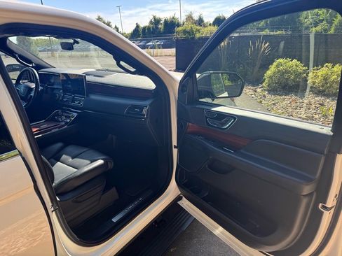 Certified 2023 Lincoln Navigator Reserve image 11