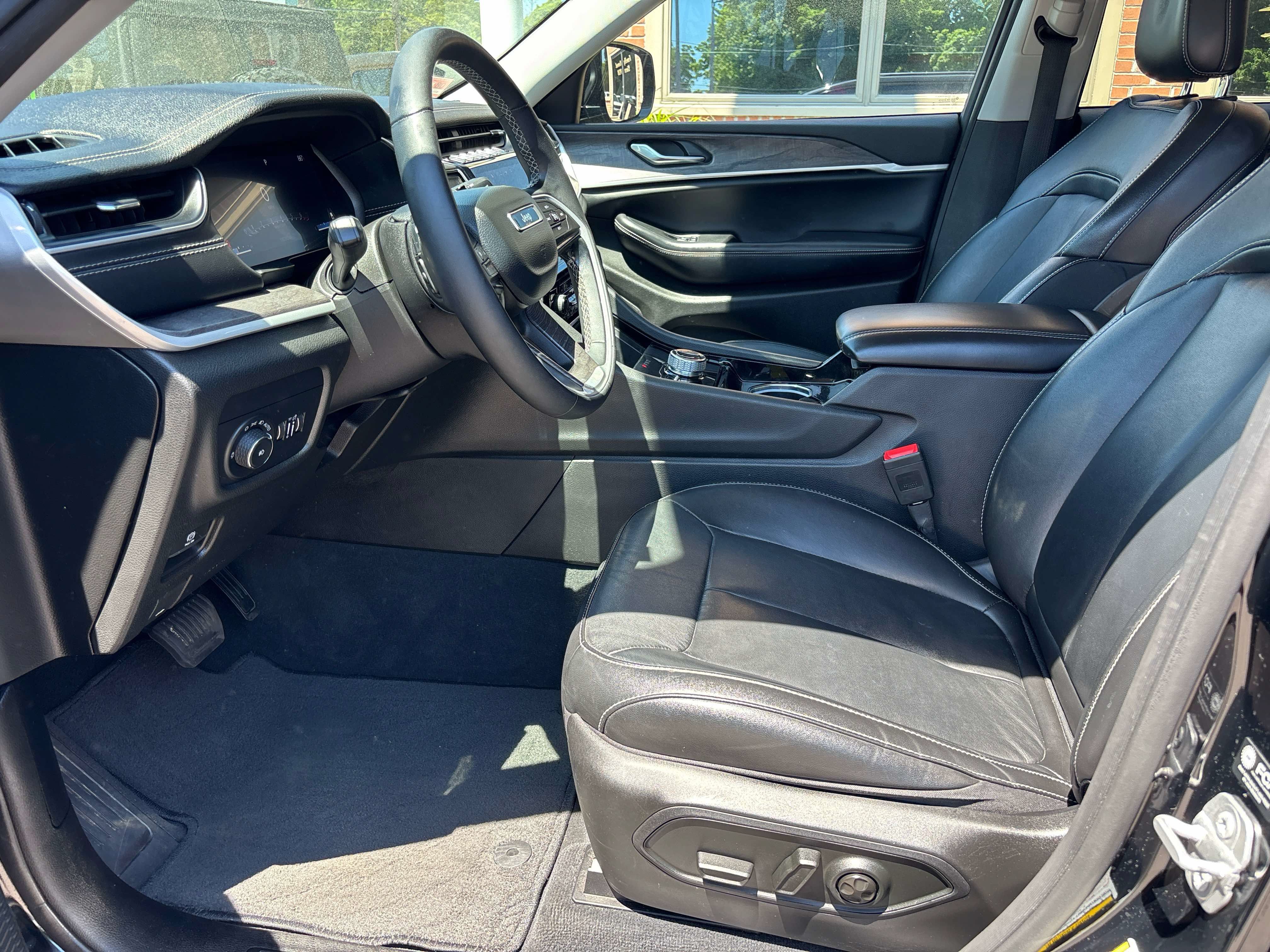 Used 2023 Jeep Grand Cherokee Limited w/ Black Appearance Package AWD/4WD image 9