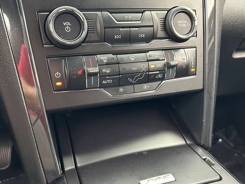 Used 2018 Ford Explorer XLT w/ Equipment Group 202A FWD image 24