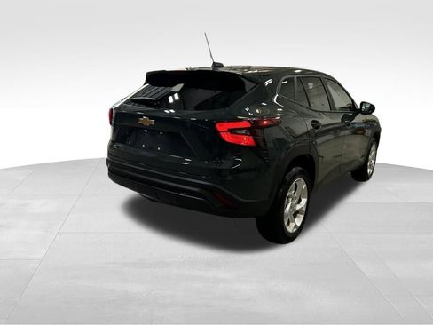 Used 2025 Chevrolet Trax LS w/ LS Convenience Package image 5