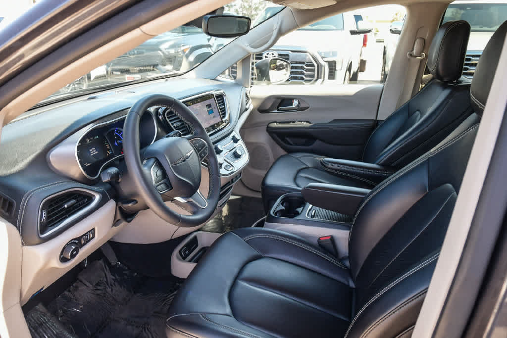 Used 2023 Chrysler Pacifica Touring-L FWD image 16