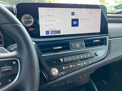 Certified 2025 Lexus ES 300h w/ Premium Package image 15