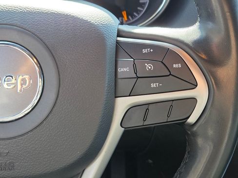 Used 2020 Jeep Grand Cherokee Laredo w/ Laredo X Package RWD image 26