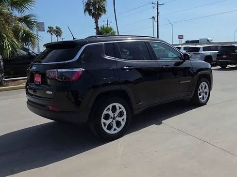 Used 2025 Jeep Compass Latitude w/ Sun & Sound Group AWD/4WD image 8