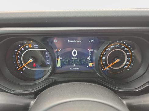 Used 2024 Jeep Gladiator Rubicon w/ Technology Group AWD/4WD image 13