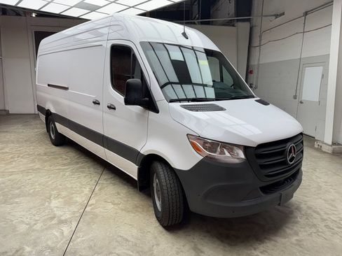 Used 2024 Mercedes-Benz Sprinter 2500 image 6