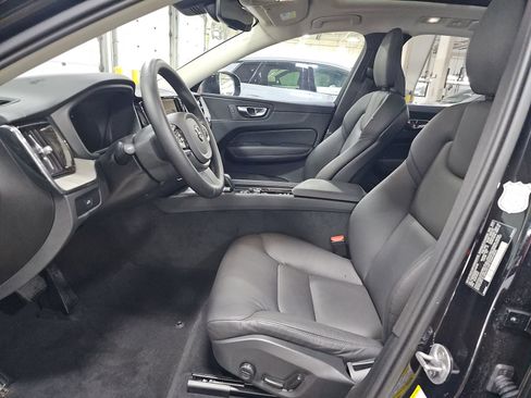 Used 2025 Volvo XC60 B5 Plus image 12