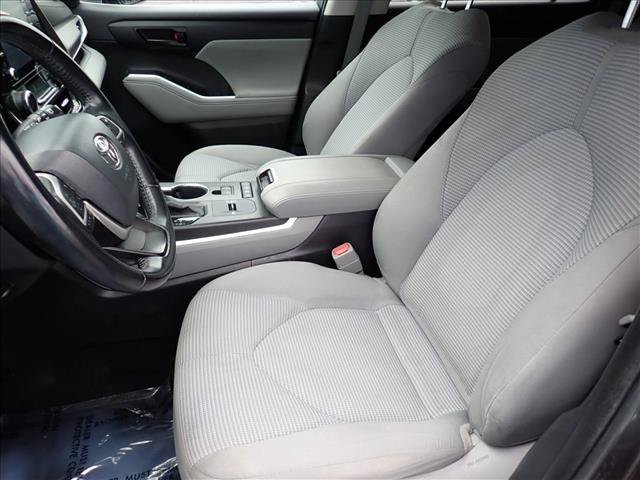 Used 2022 Toyota Highlander LE AWD/4WD image 14
