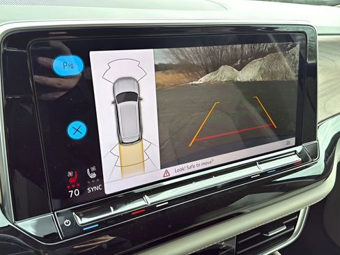 Used 2025 Volkswagen Atlas SE image 34