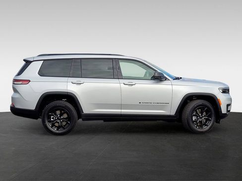 New 2025 Jeep Grand Cherokee L Altitude image 3
