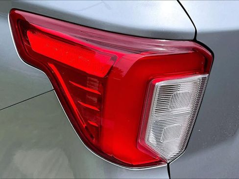 Used 2022 Ford Explorer XLT w/ Equipment Group 202A RWD image 28