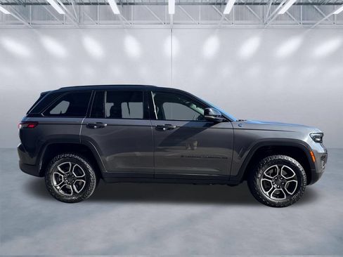 Certified 2022 Jeep Grand Cherokee Trailhawk w/ Luxury Tech Group III AWD/4WD image 3