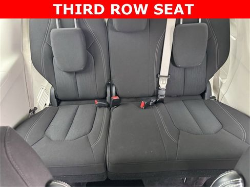 Used 2023 Chrysler Voyager LX image 7