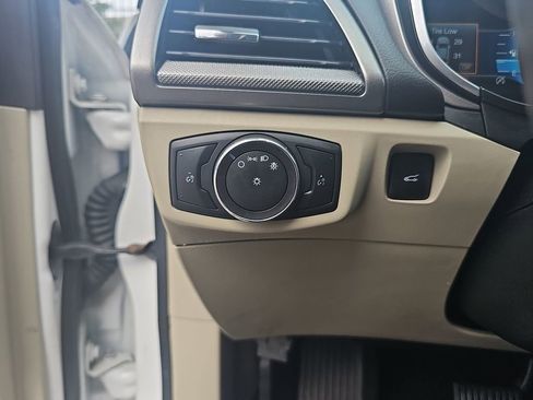 Used 2020 Ford Fusion SE FWD image 25