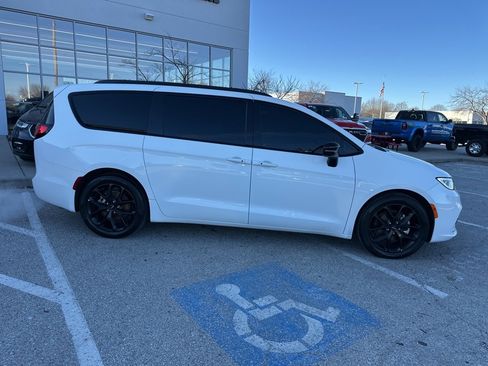 Used 2024 Chrysler Pacifica Touring-L w/ S Appearance Package image 31