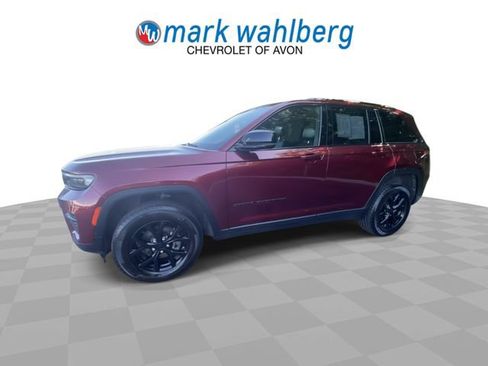 Used 2024 Jeep Grand Cherokee Altitude AWD/4WD image 4